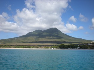 Nevis et son volcan
