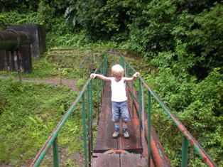 Raphaël sur le pont menant à Titou Gorge